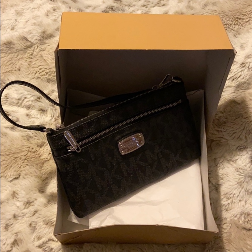 Michael Kors wristlet- like new black